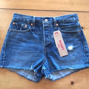 NWT Levi’s Wedgie Fit Short